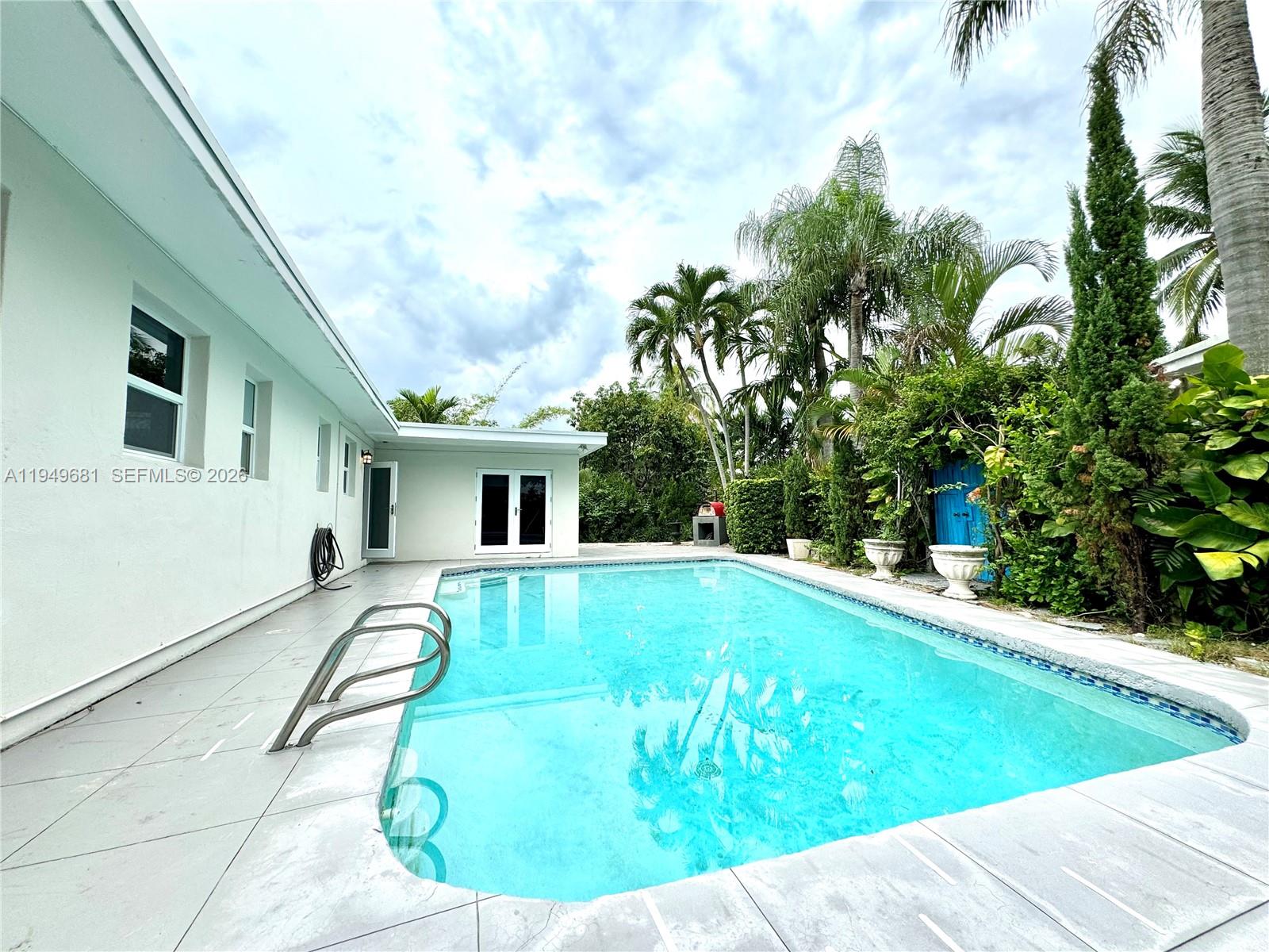 2075 S Hibiscus Dr, North Miami FL 33181