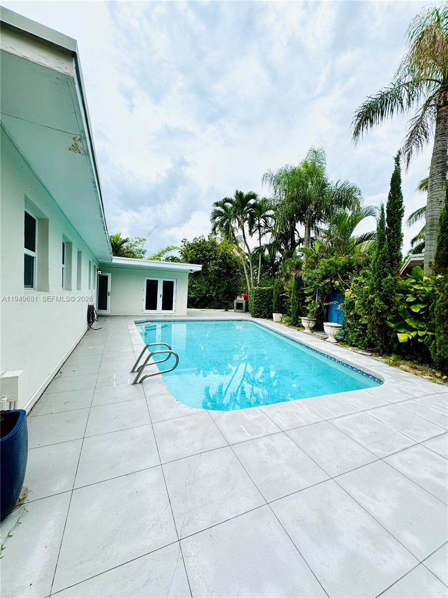 2075 S Hibiscus Dr, North Miami FL 33181