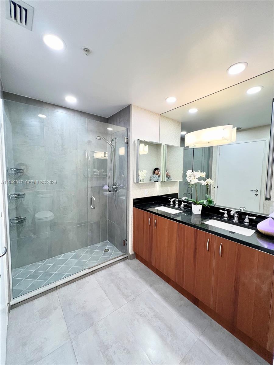 300 S Biscayne Blvd #L-814, Miami FL 33131