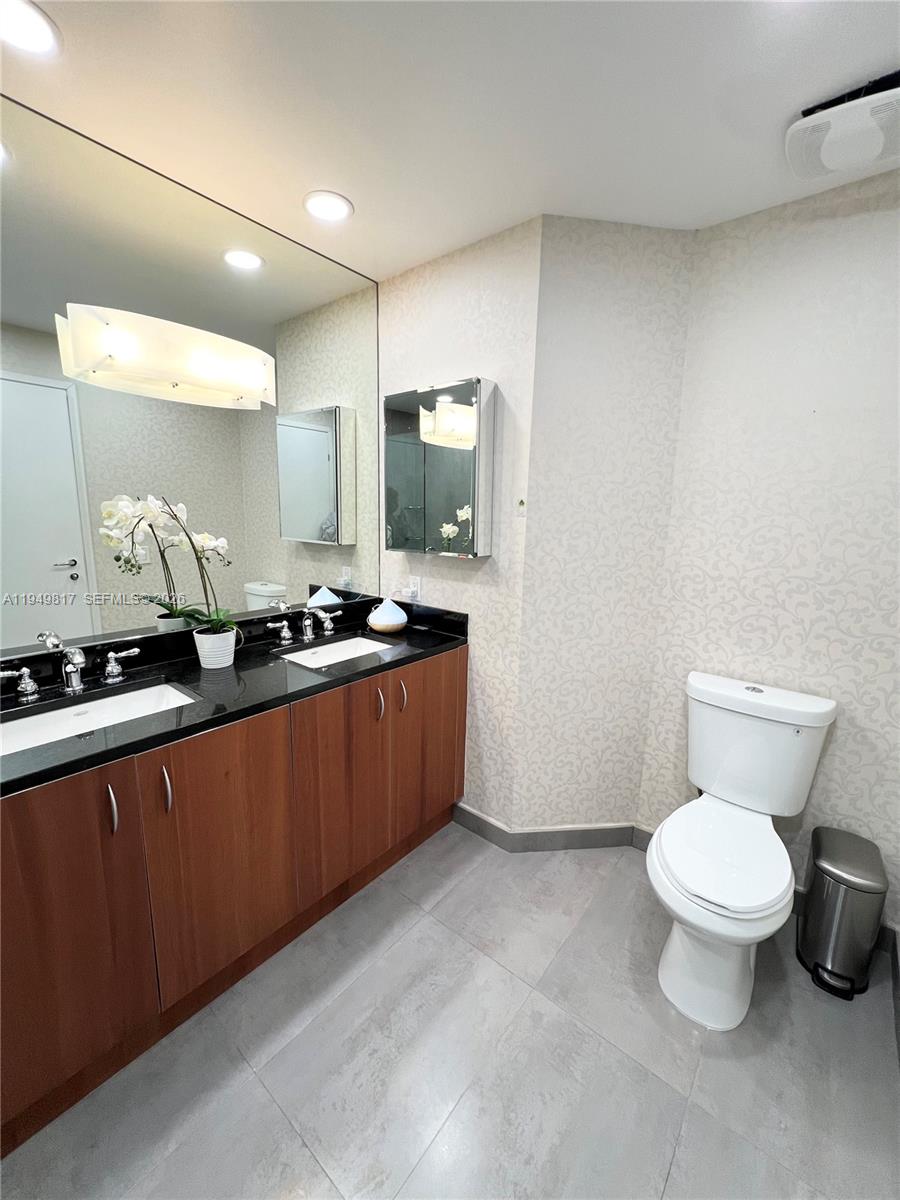 300 S Biscayne Blvd #L-814, Miami FL 33131