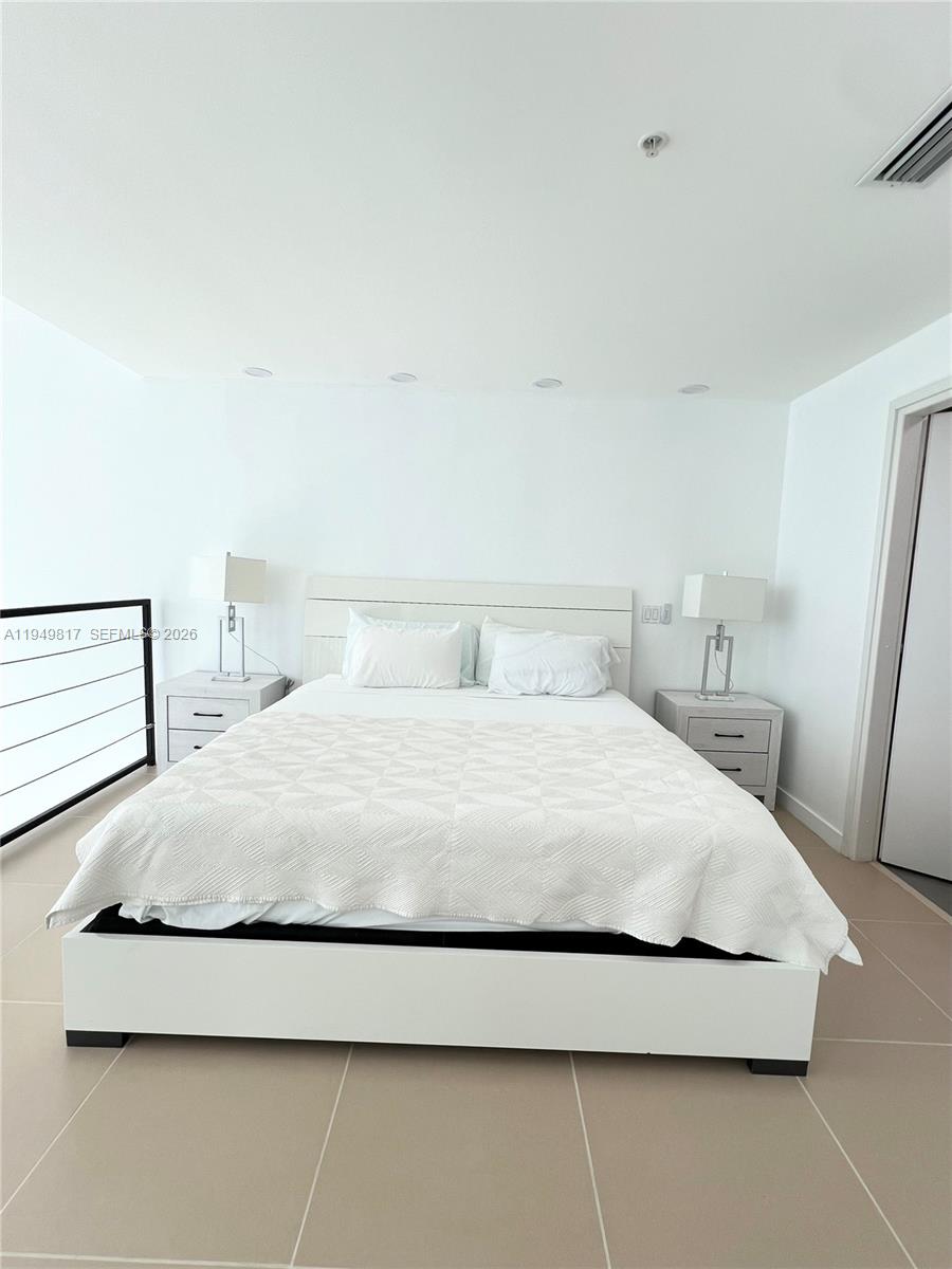 300 S Biscayne Blvd #L-814, Miami FL 33131