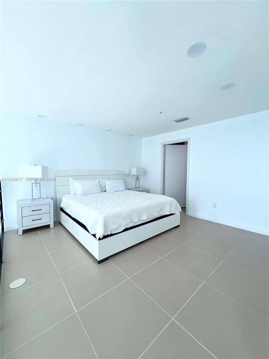 300 S Biscayne Blvd #L-814, Miami FL 33131