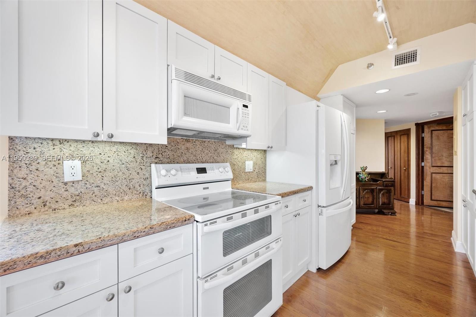1000 E Island Blvd #803, Aventura FL 33160
