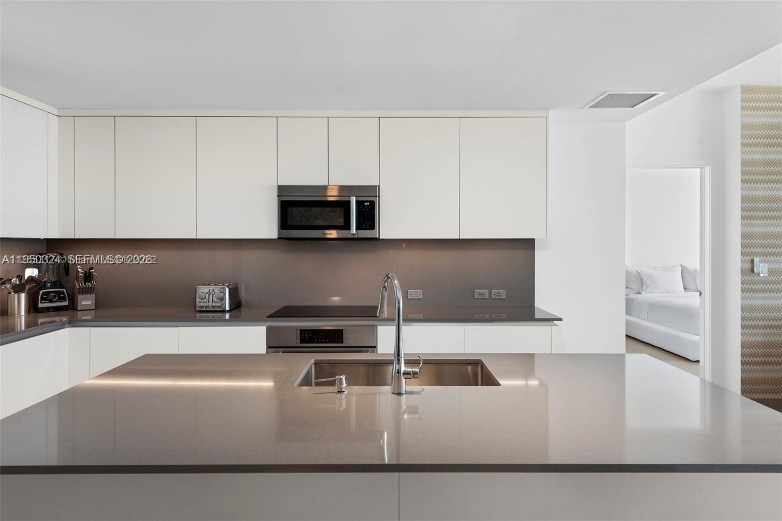 68 SE 6th St #3703, Miami FL 33131