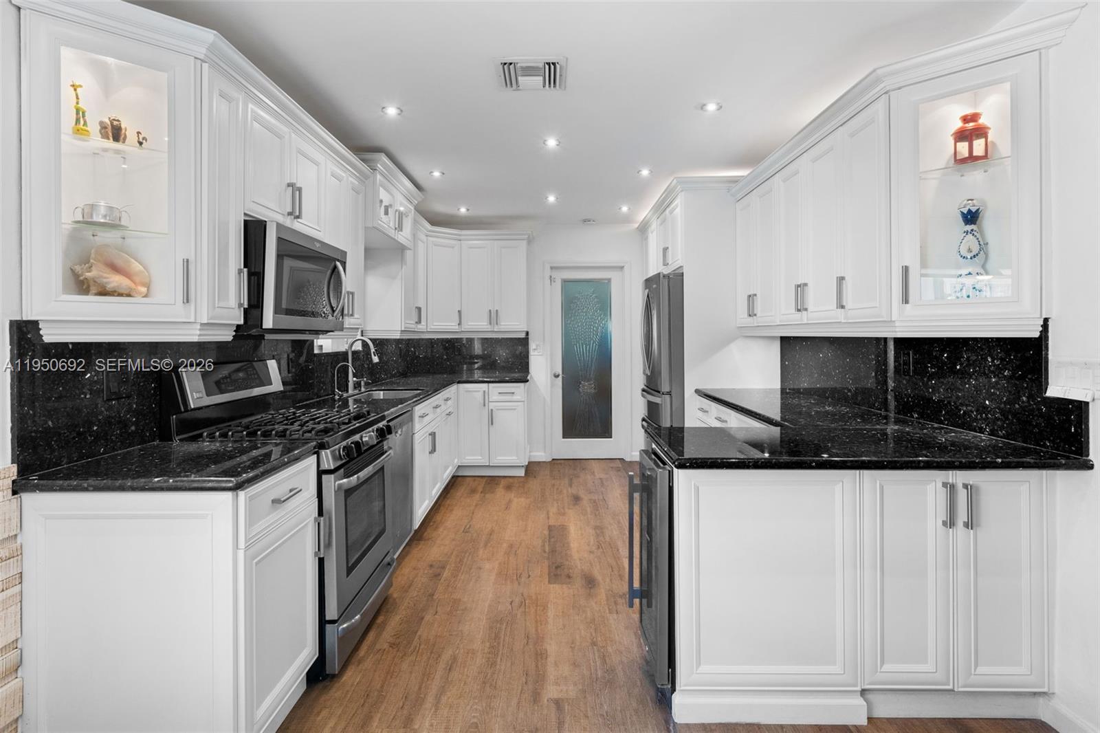 7770 Hawthorne Ave, Miami Beach FL 33141