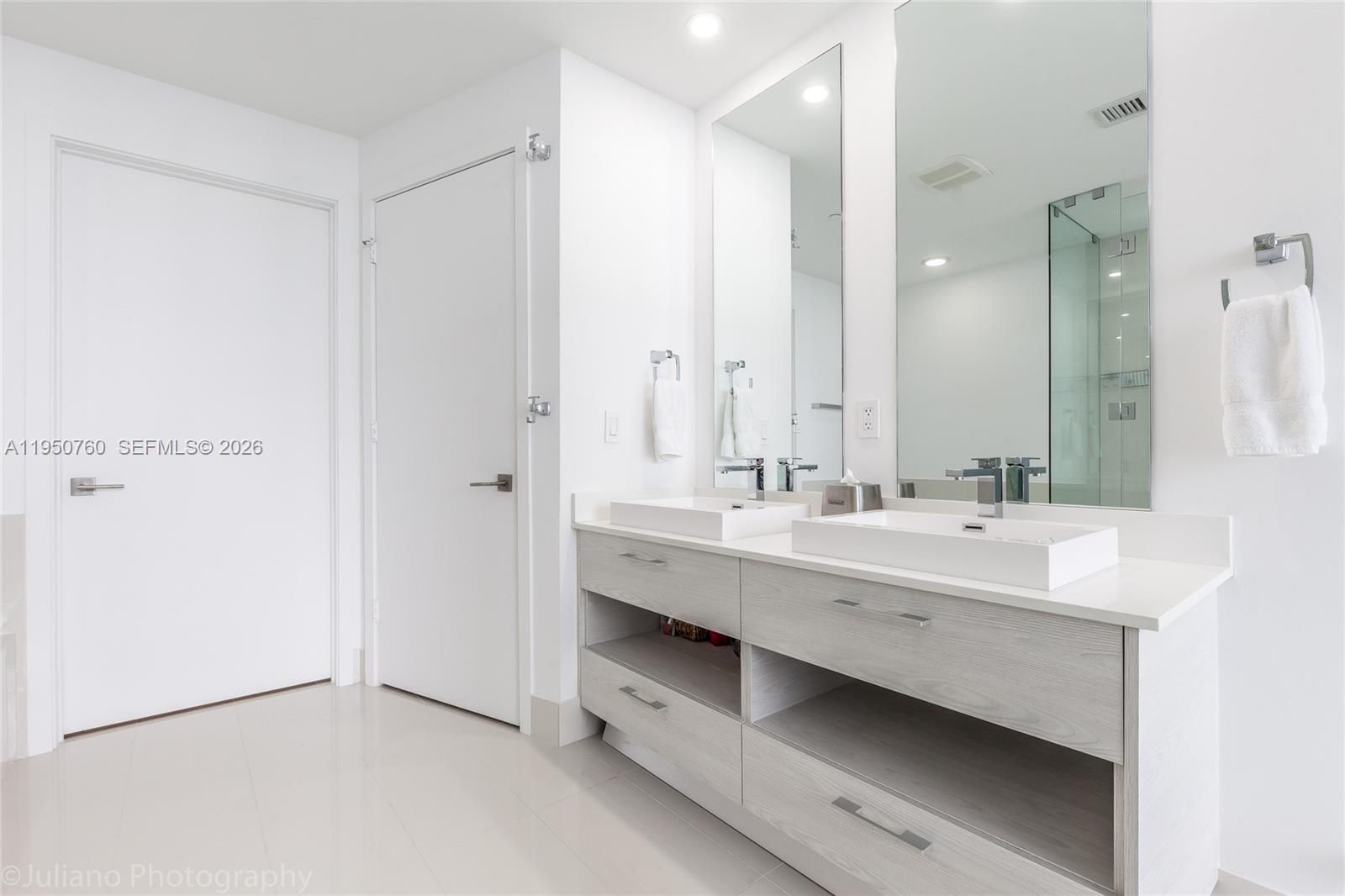 55 SW 9th St #PH4603, Miami FL 33130