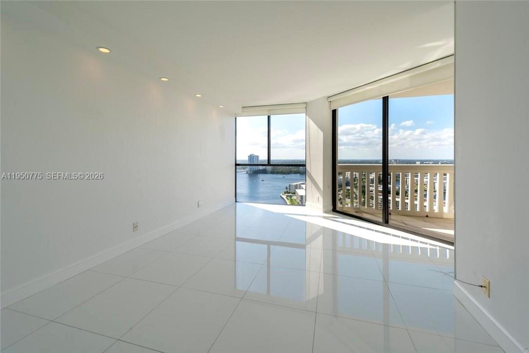 1000 W Island Blvd #2410, Aventura FL 33160