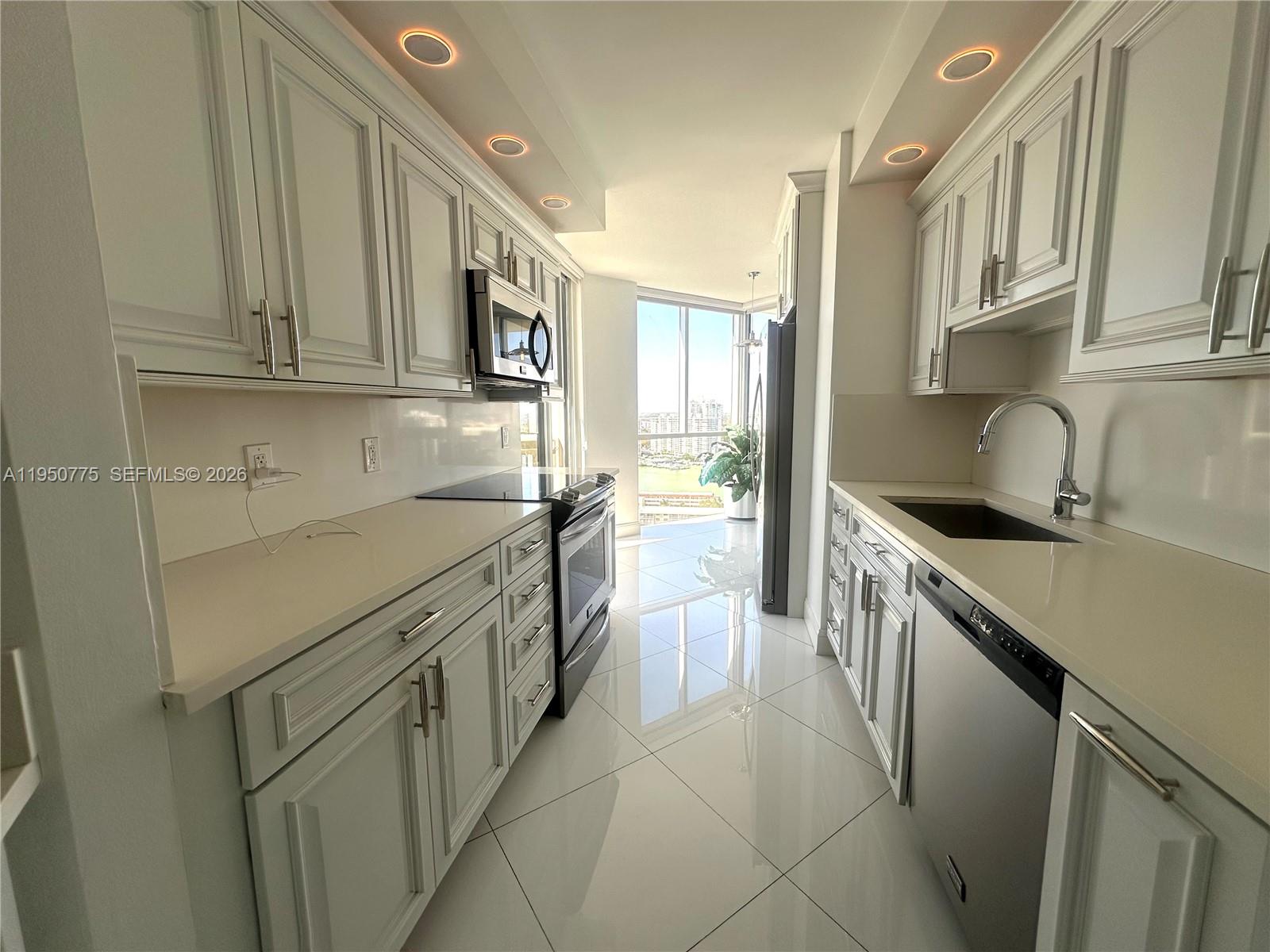 1000 W Island Blvd #2410, Aventura FL 33160