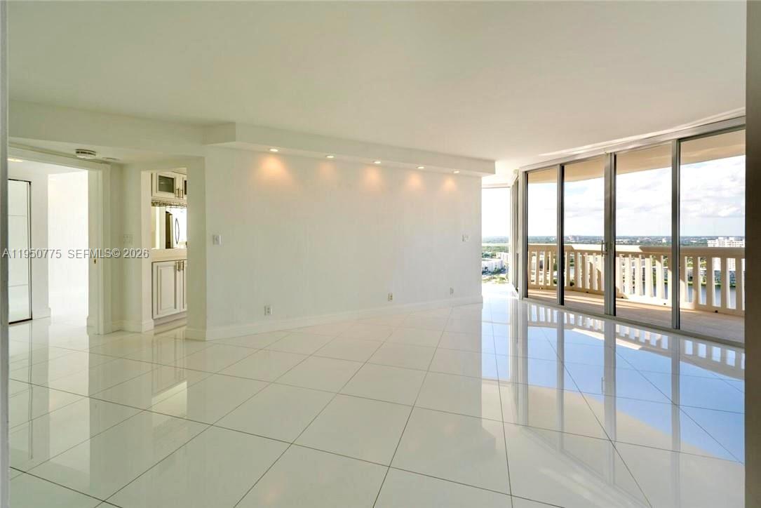 1000 W Island Blvd #2410, Aventura FL 33160
