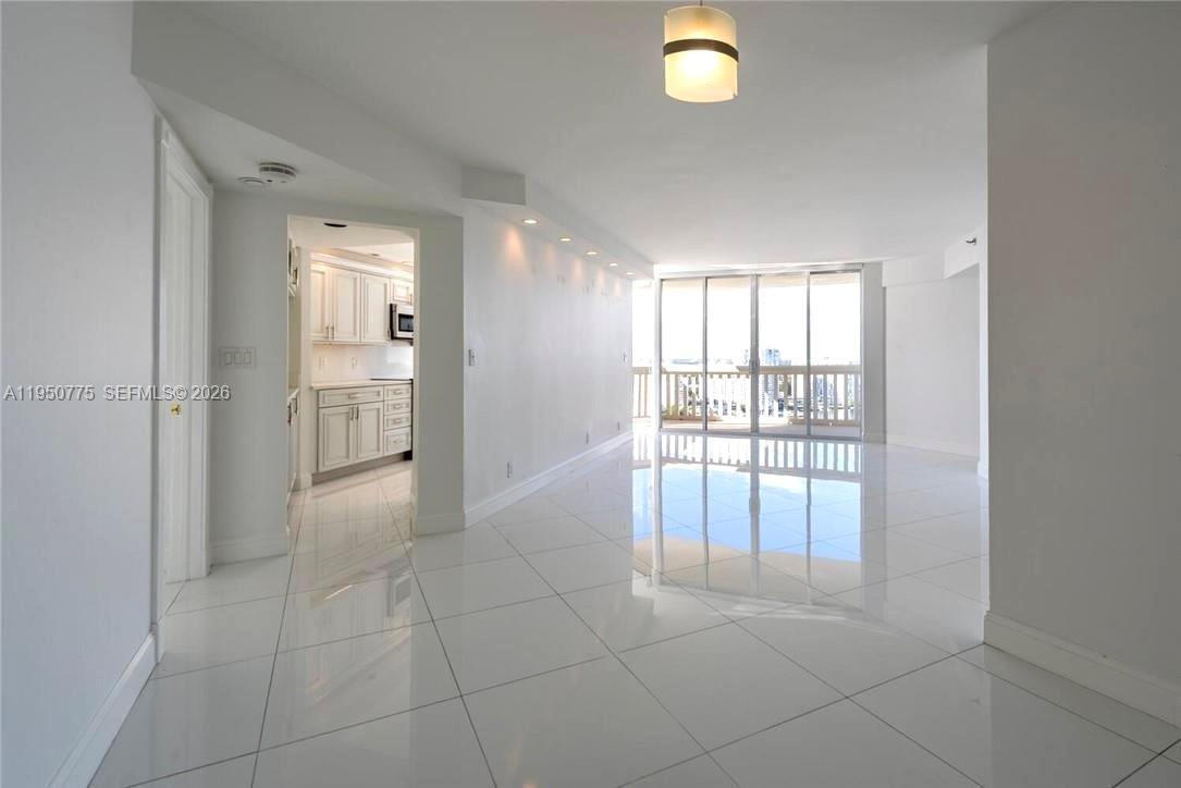 1000 W Island Blvd #2410, Aventura FL 33160