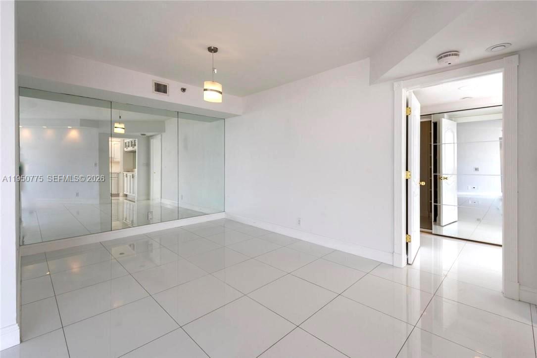 1000 W Island Blvd #2410, Aventura FL 33160