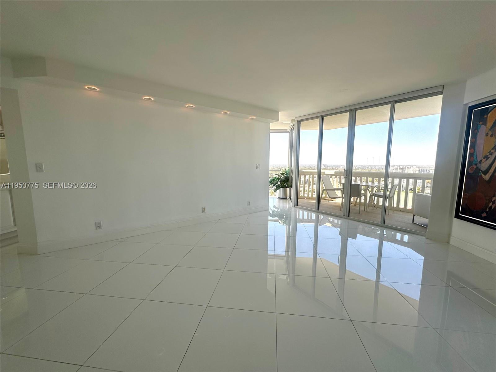 1000 W Island Blvd #2410, Aventura FL 33160