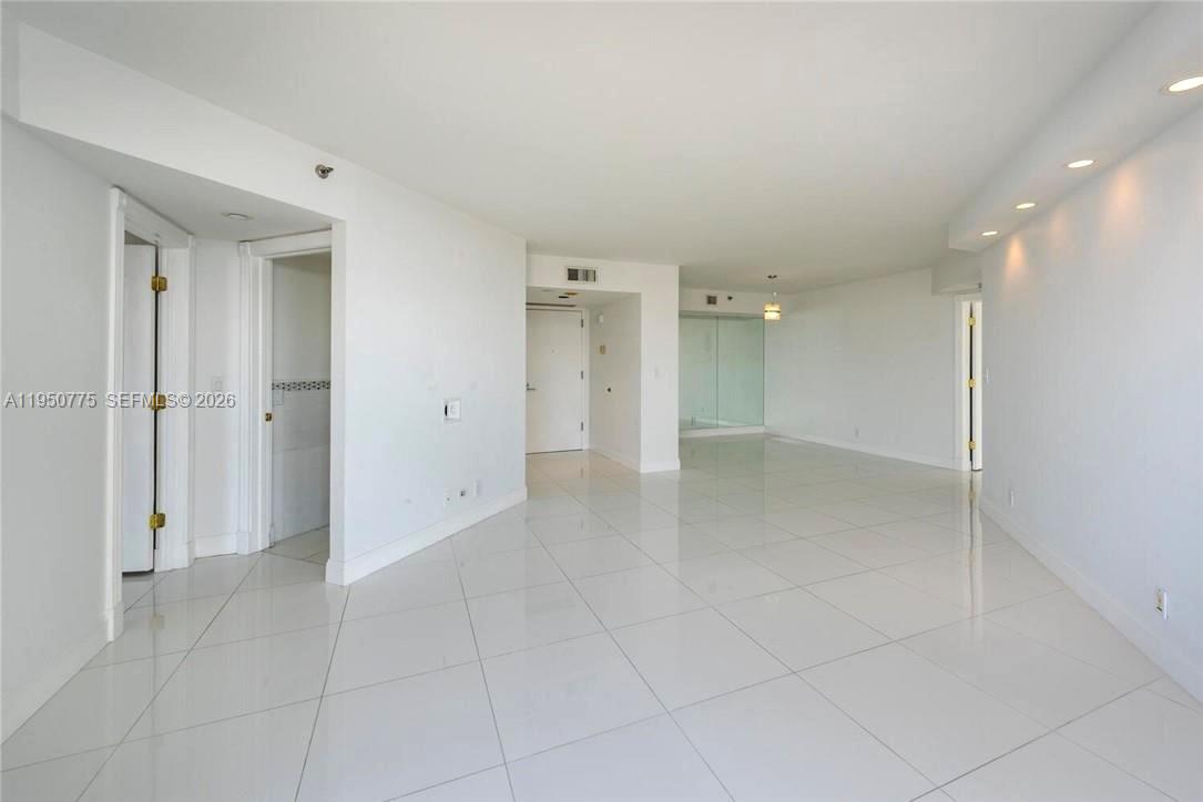 1000 W Island Blvd #2410, Aventura FL 33160