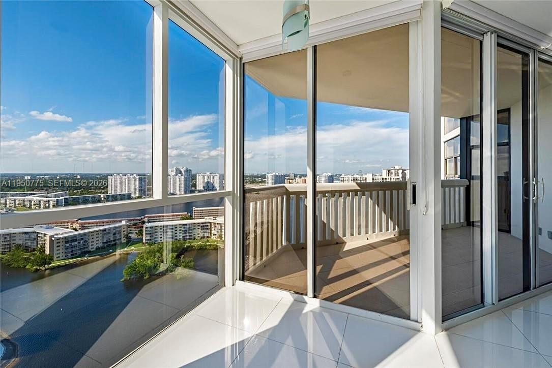 1000 W Island Blvd #2410, Aventura FL 33160