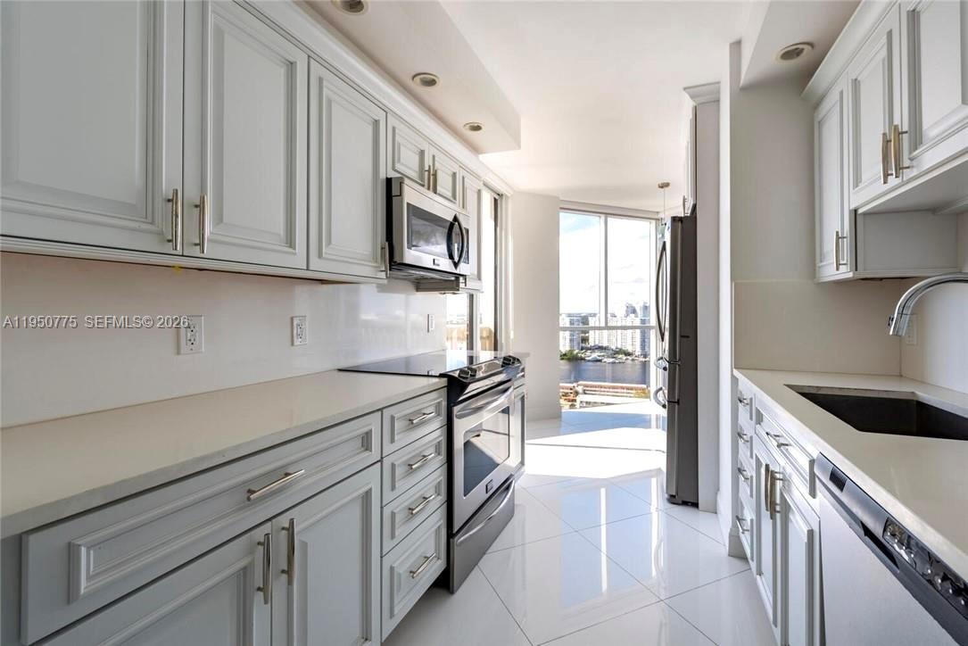 1000 W Island Blvd #2410, Aventura FL 33160