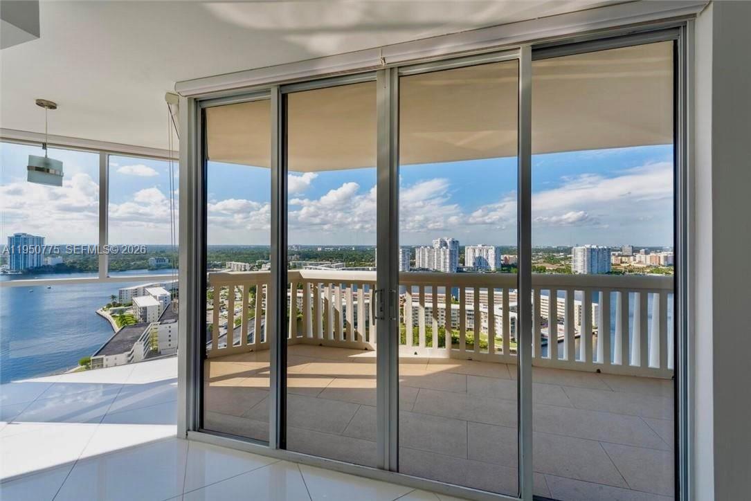 1000 W Island Blvd #2410, Aventura FL 33160