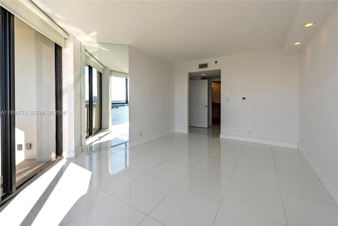 1000 W Island Blvd #2410, Aventura FL 33160