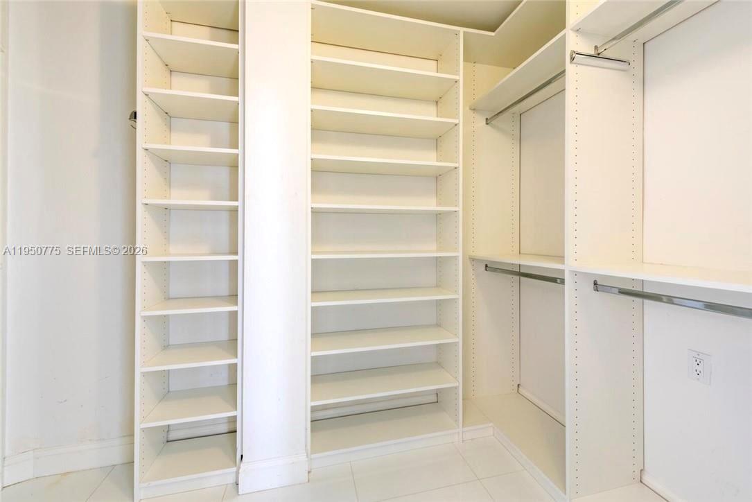 1000 W Island Blvd #2410, Aventura FL 33160