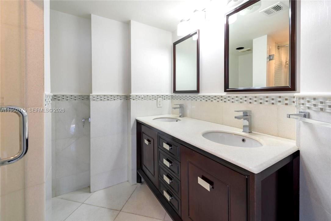 1000 W Island Blvd #2410, Aventura FL 33160