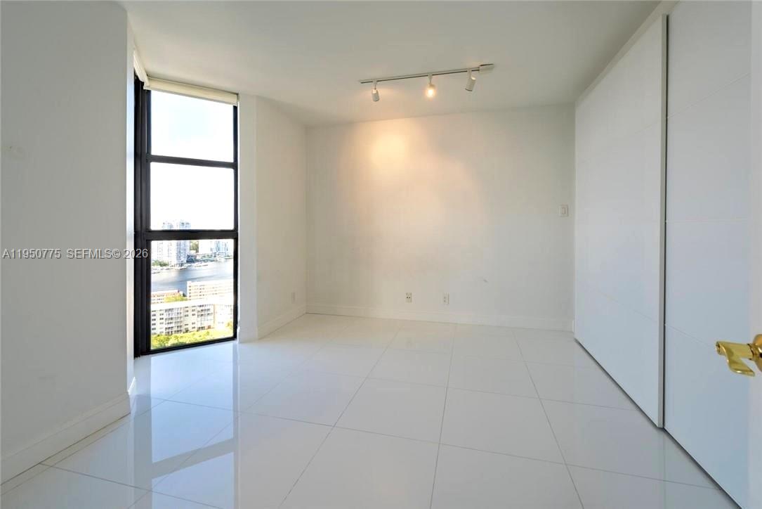 1000 W Island Blvd #2410, Aventura FL 33160
