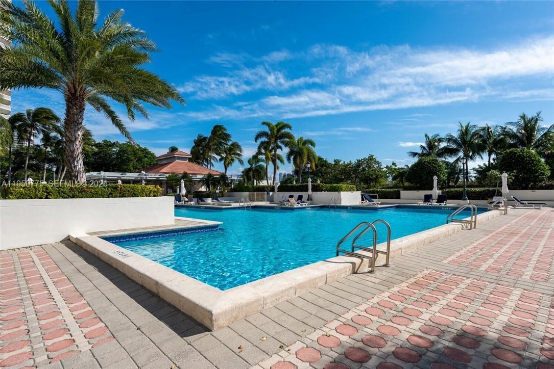 1000 W Island Blvd #2410, Aventura FL 33160