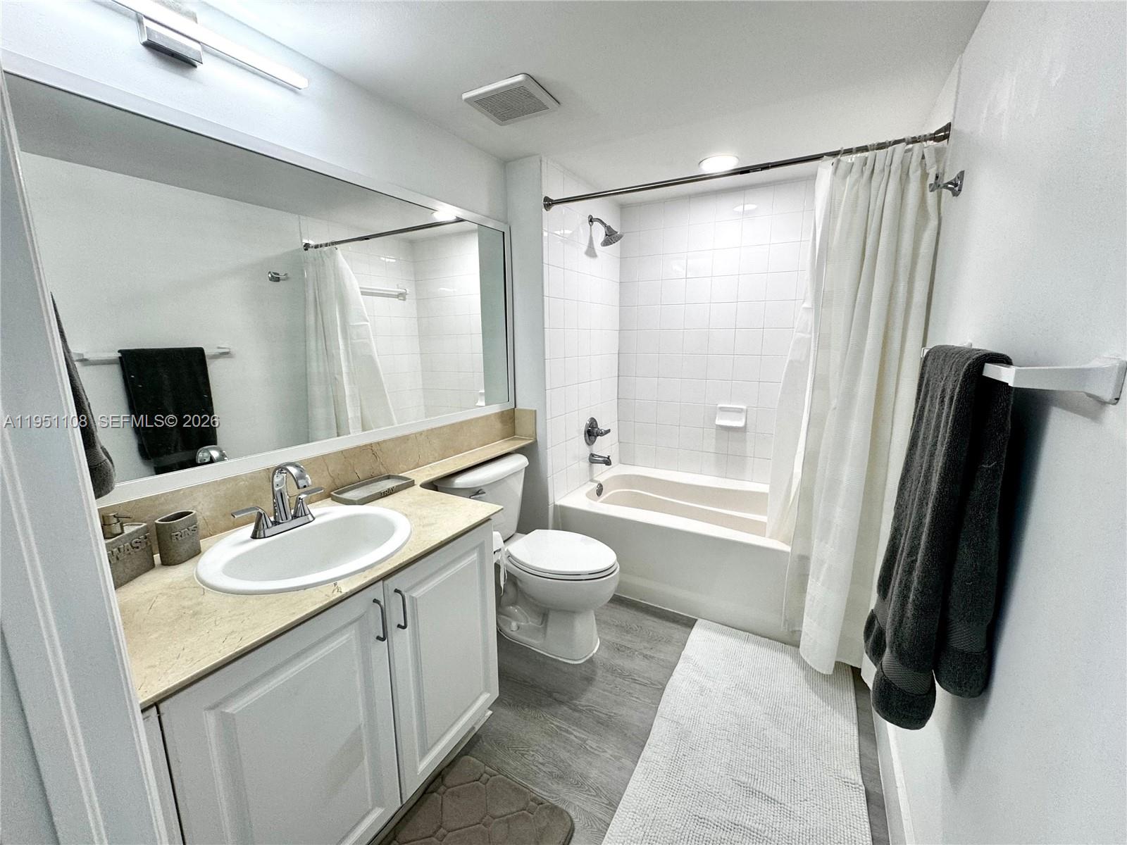 1155 Brickell Bay Dr #906, Miami FL 33131