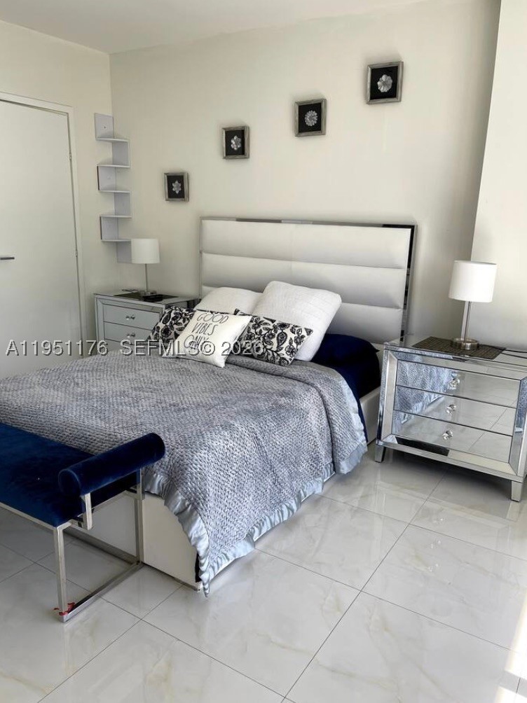1300 Brickell Bay Dr #2405, Miami FL 33131