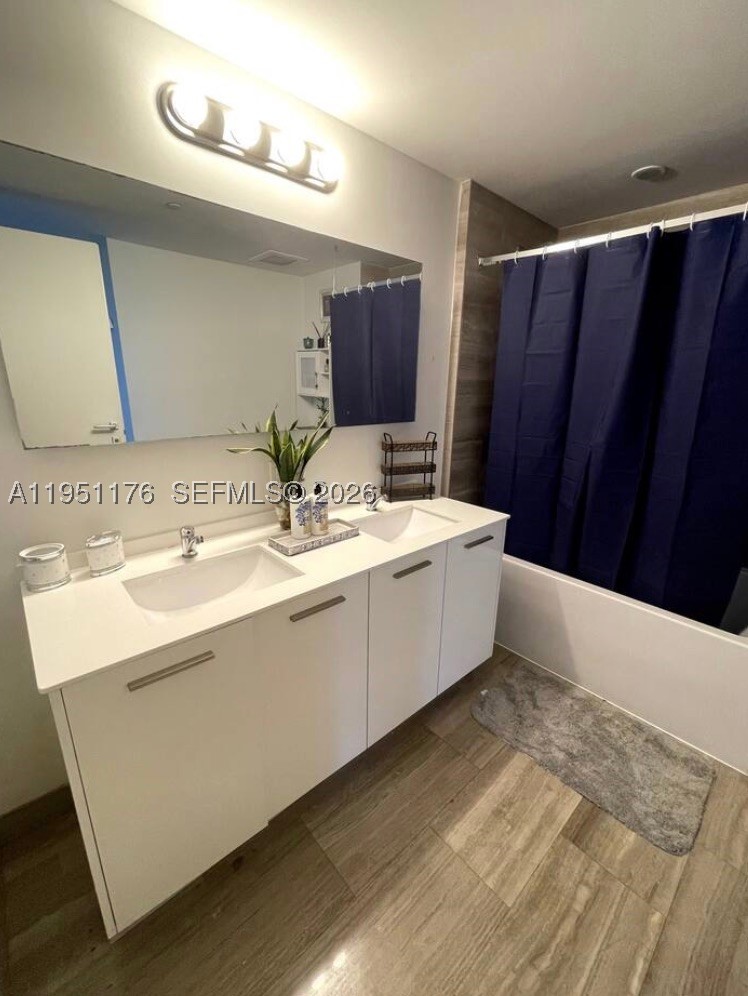 1300 Brickell Bay Dr #2405, Miami FL 33131