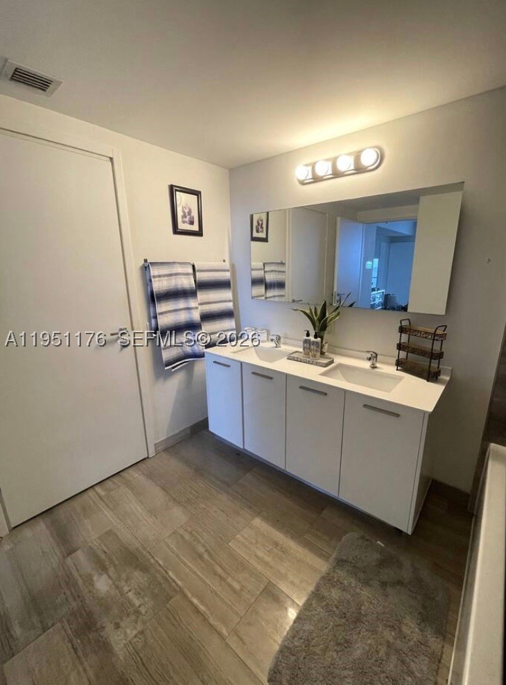 1300 Brickell Bay Dr #2405, Miami FL 33131