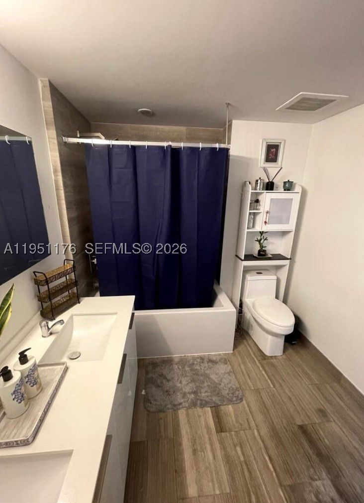 1300 Brickell Bay Dr #2405, Miami FL 33131