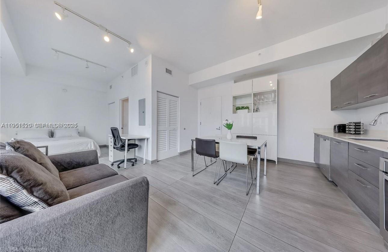151 SE 1st St #1706, Miami FL 33131