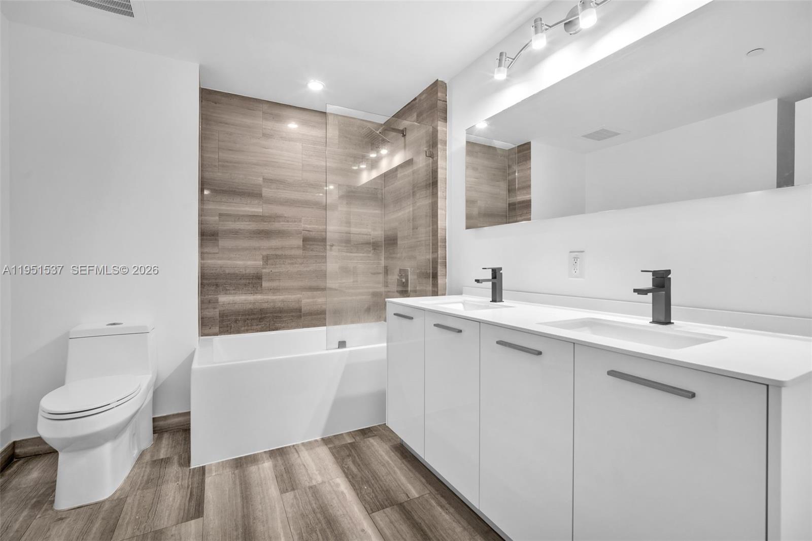 1300 Brickell Bay Dr #2507, Miami FL 33131