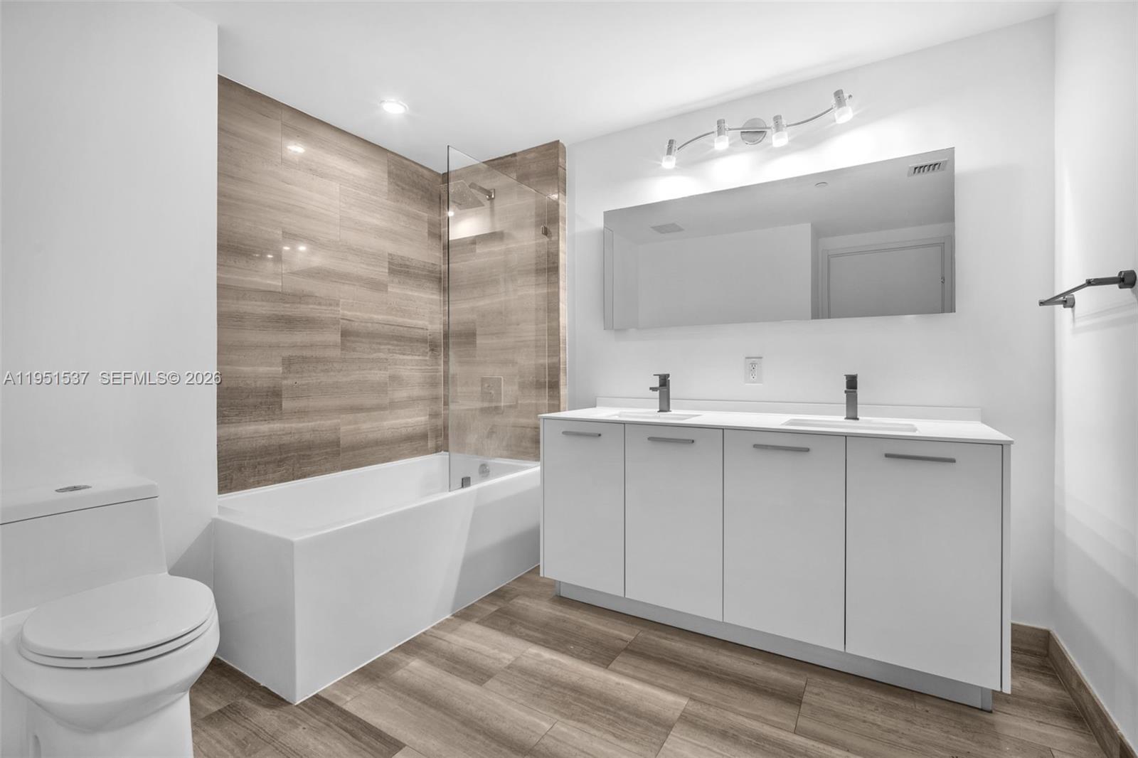 1300 Brickell Bay Dr #2507, Miami FL 33131