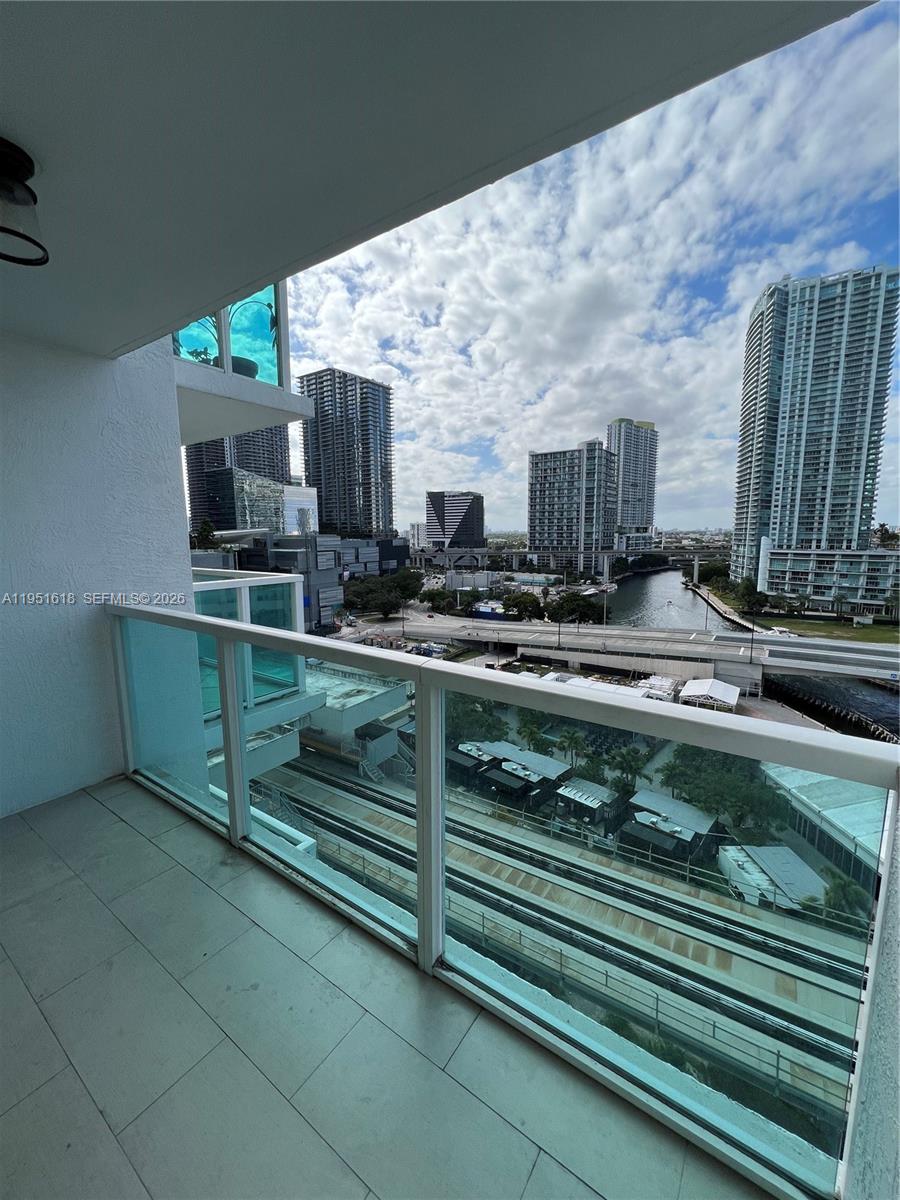 31 SE 5th St #1409, Miami FL 33131
