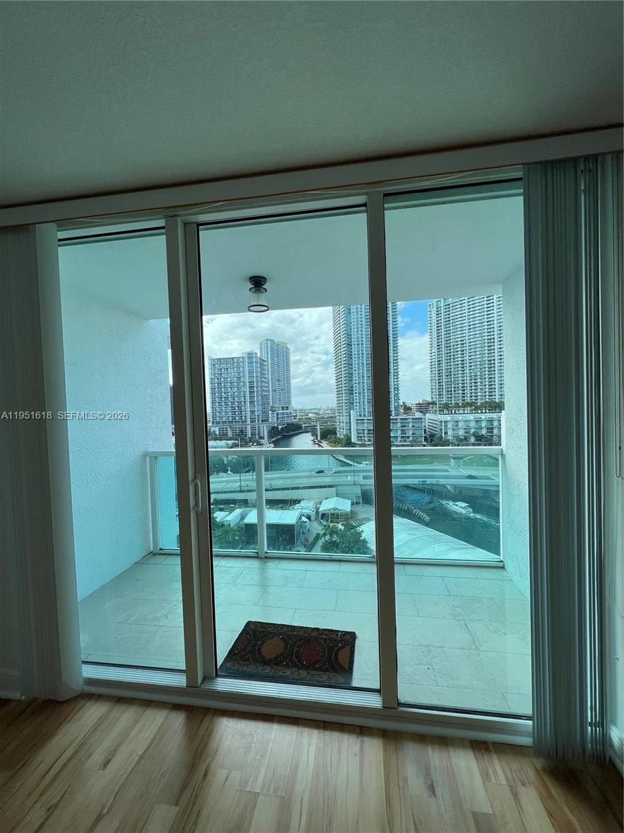 31 SE 5th St #1409, Miami FL 33131