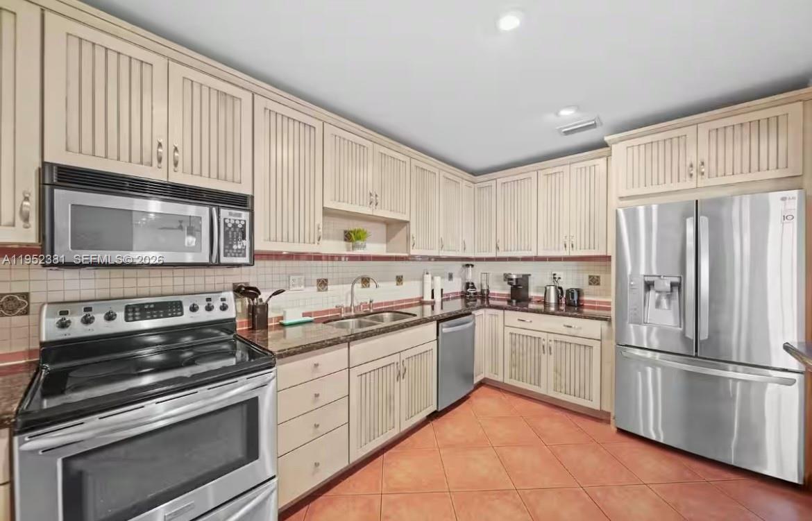 2424 NE 9th St #307, Fort Lauderdale FL 33304