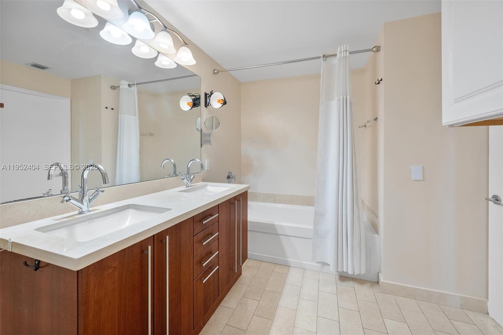 79 SW 12th St #4004S, Miami FL 33130