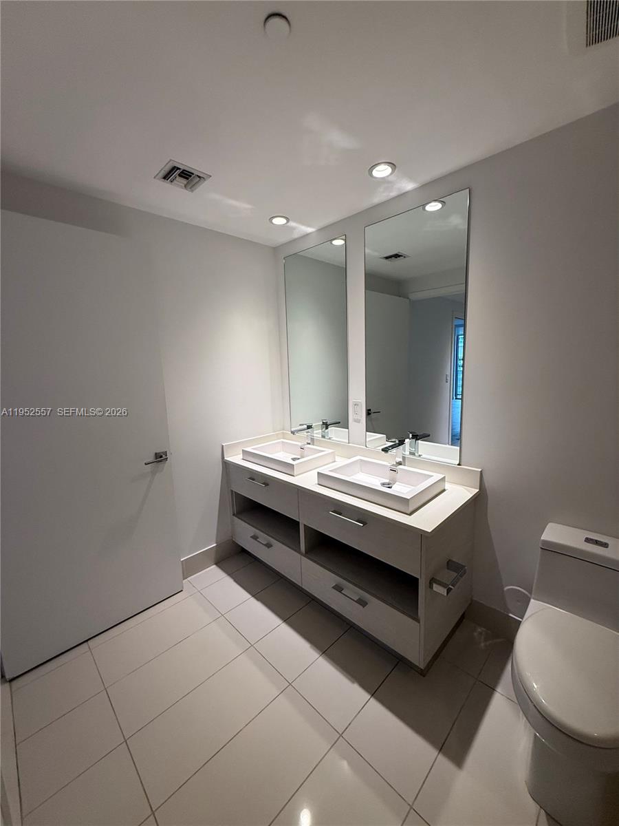 45 SW 9th St #1004, Miami FL 33130