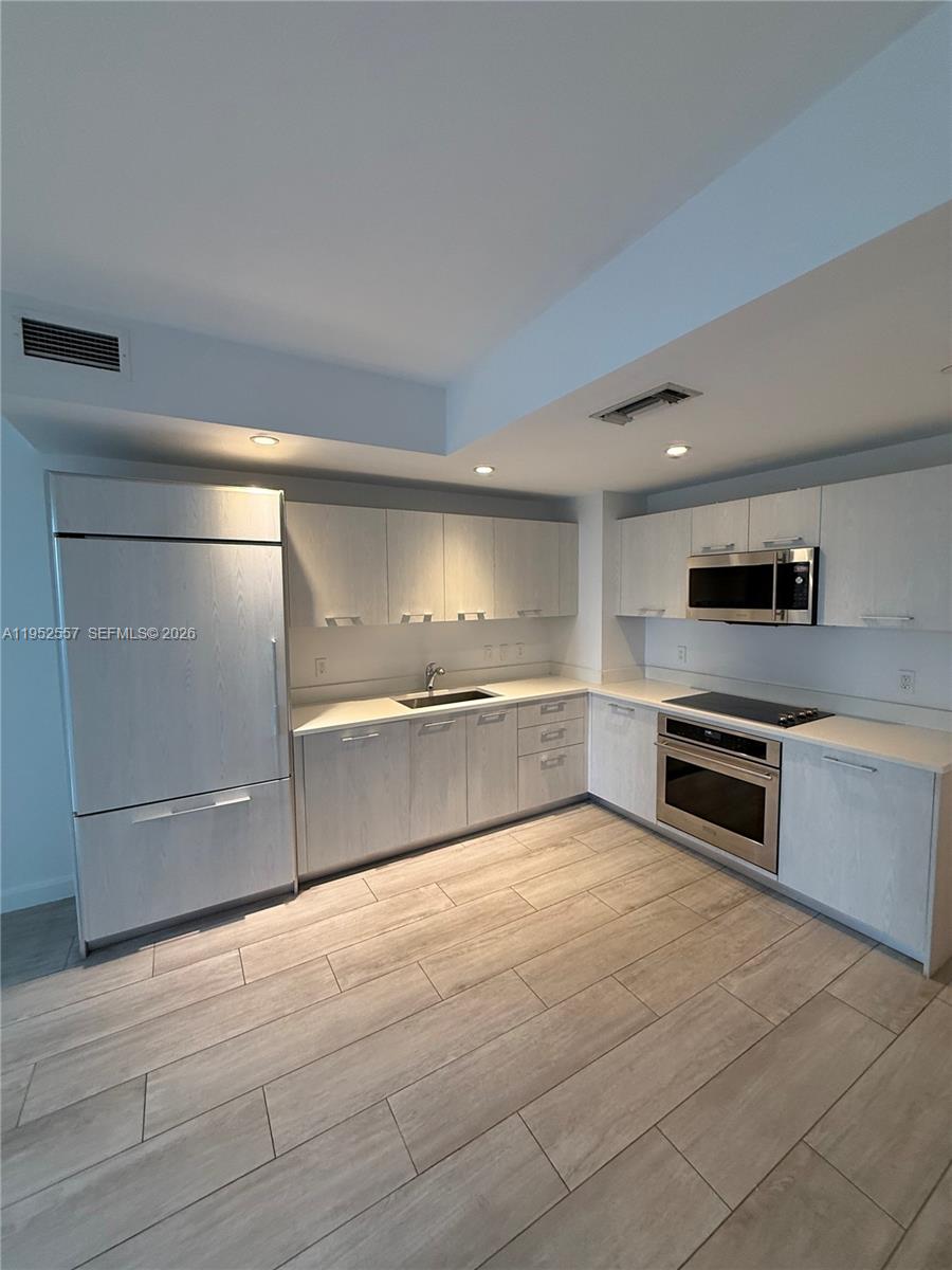 45 SW 9th St #1004, Miami FL 33130