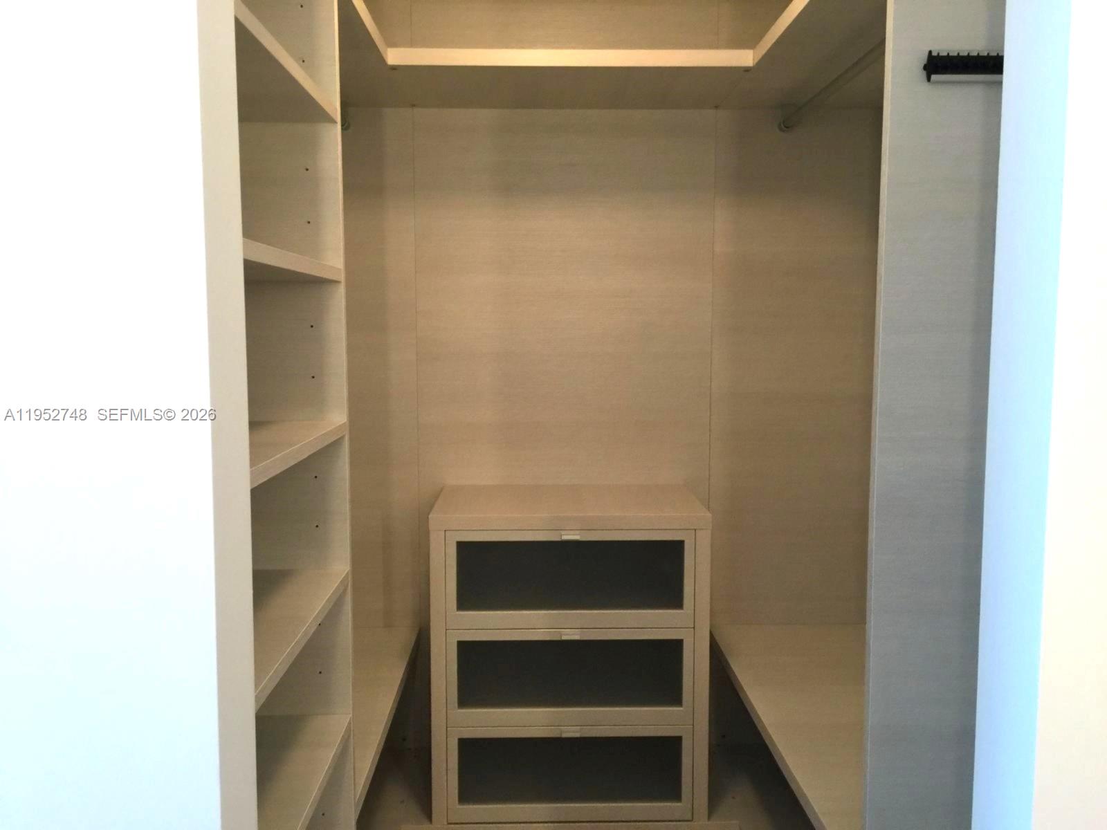 68 SE 6th St #1809, Miami FL 33131