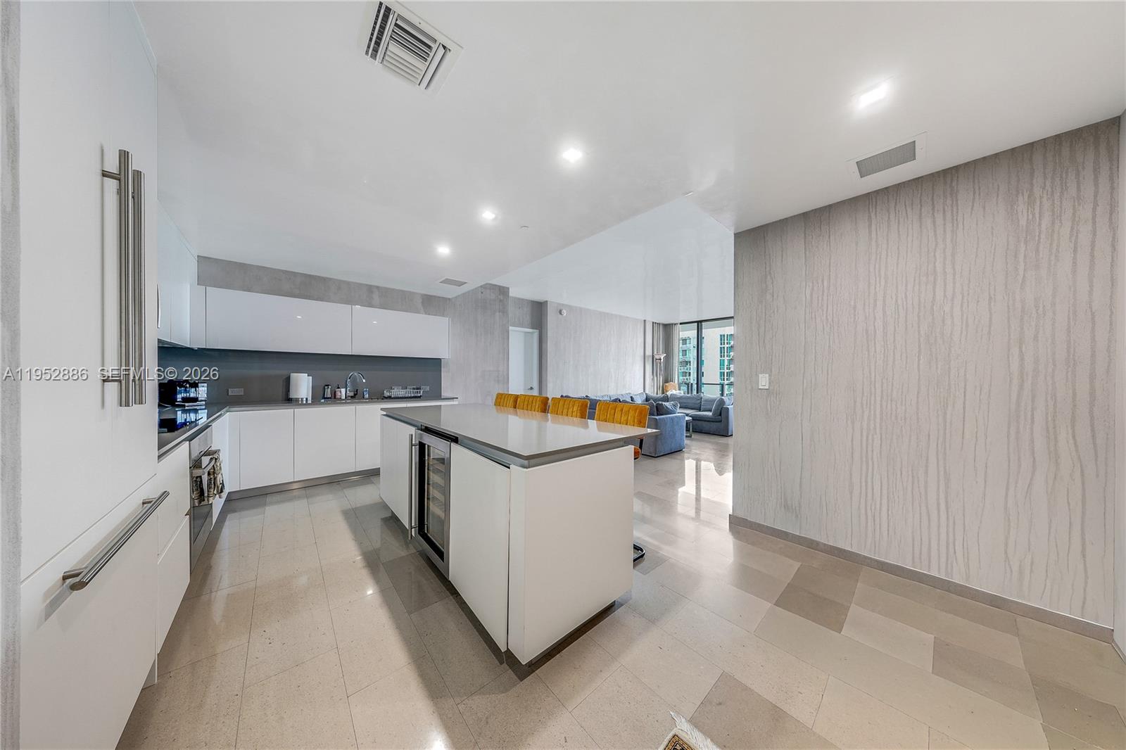 68 SE 6th St #3309, Miami FL 33131