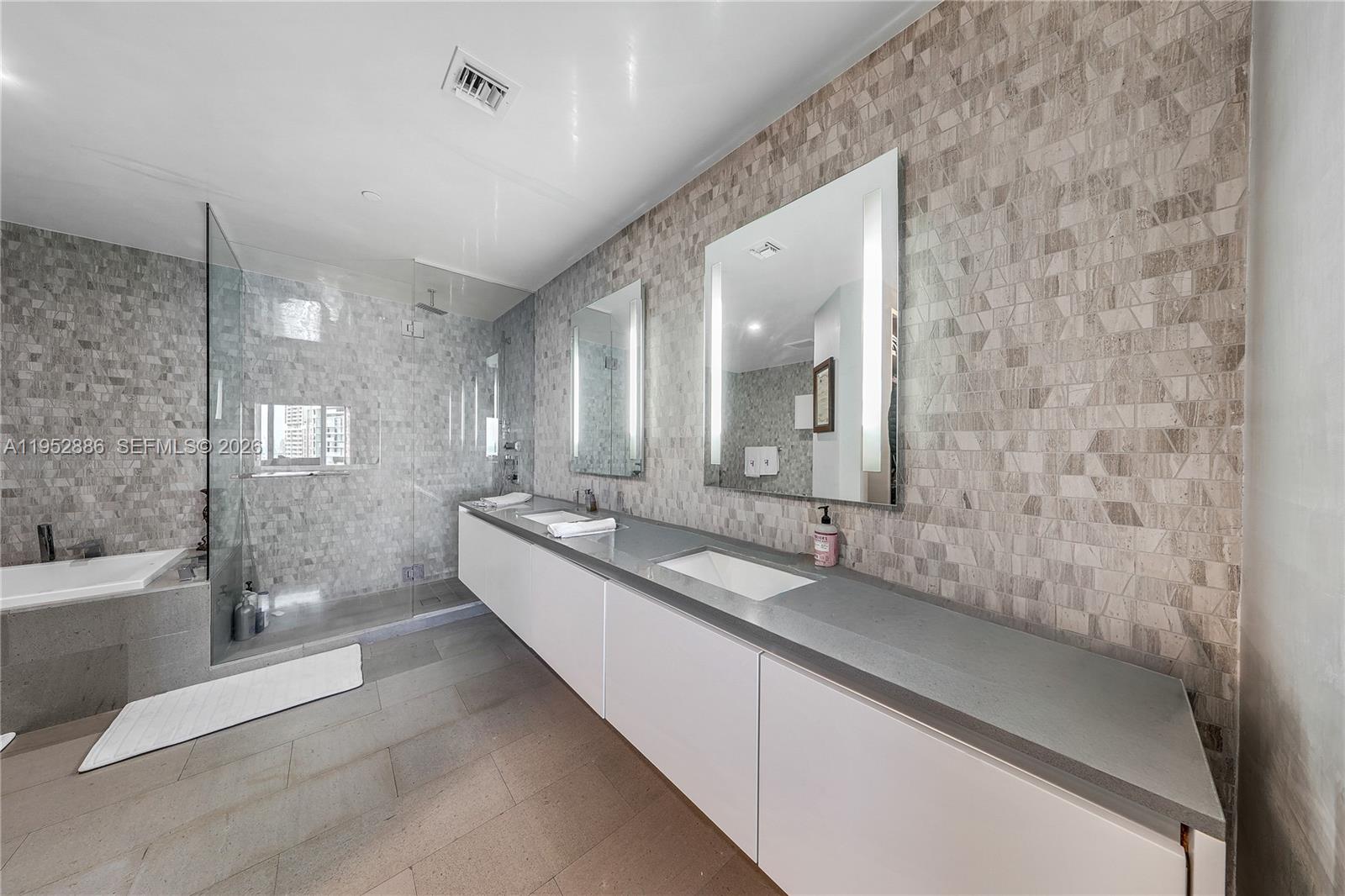 68 SE 6th St #3309, Miami FL 33131