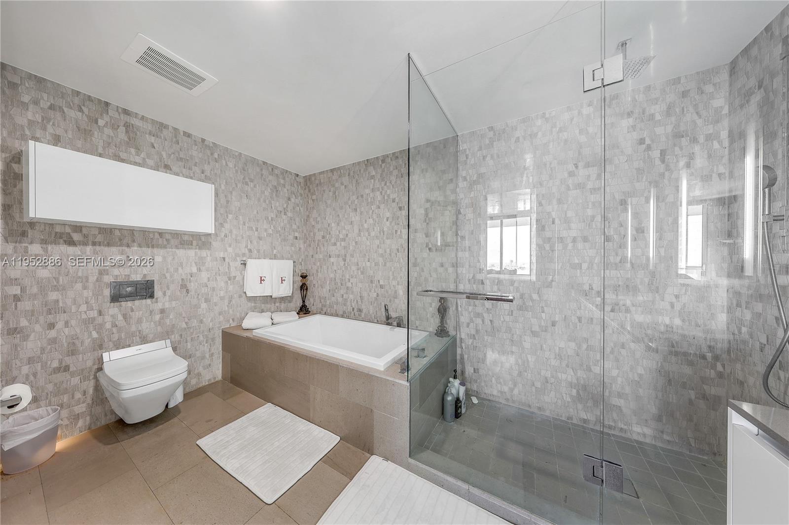 68 SE 6th St #3309, Miami FL 33131
