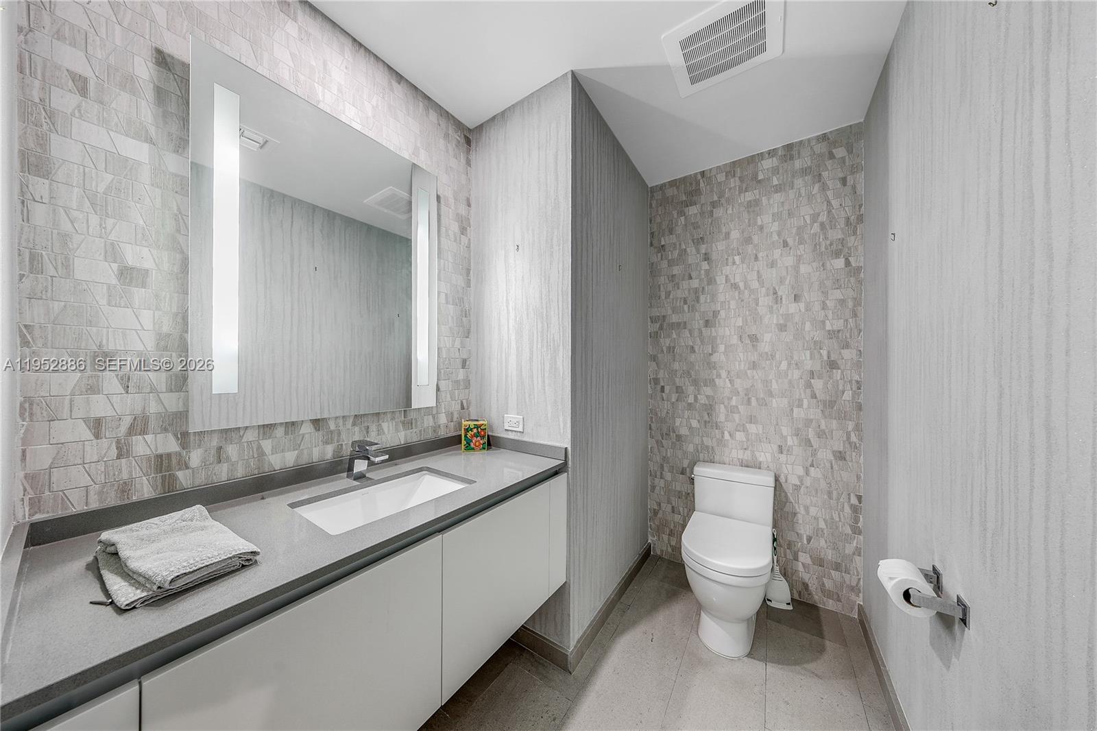 68 SE 6th St #3309, Miami FL 33131
