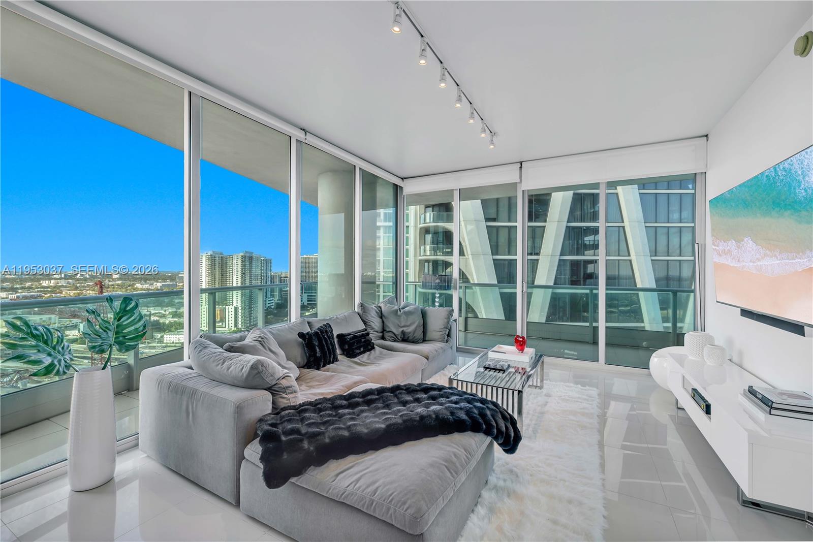 900 Biscayne Blvd #3112, Miami FL 33132
