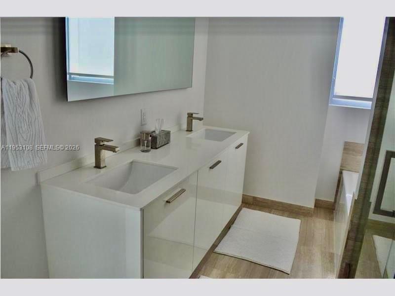 1300 Brickell Bay Dr #3302, Miami FL 33131