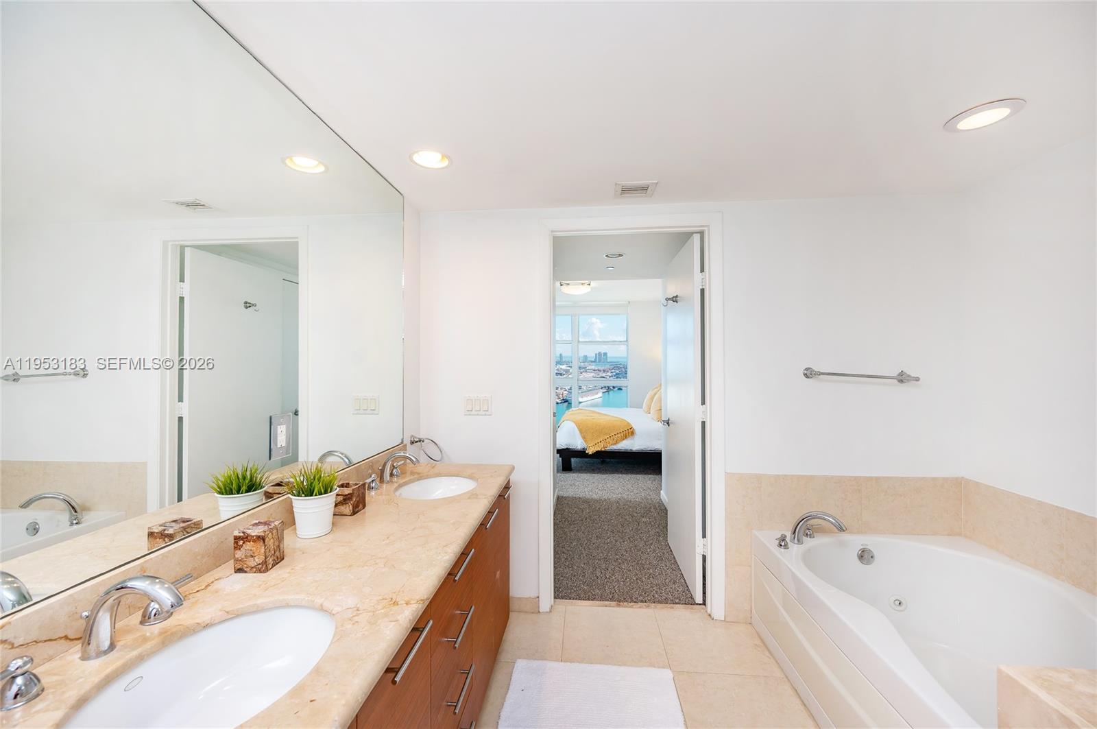 50 Biscayne Blvd #4104, Miami FL 33132