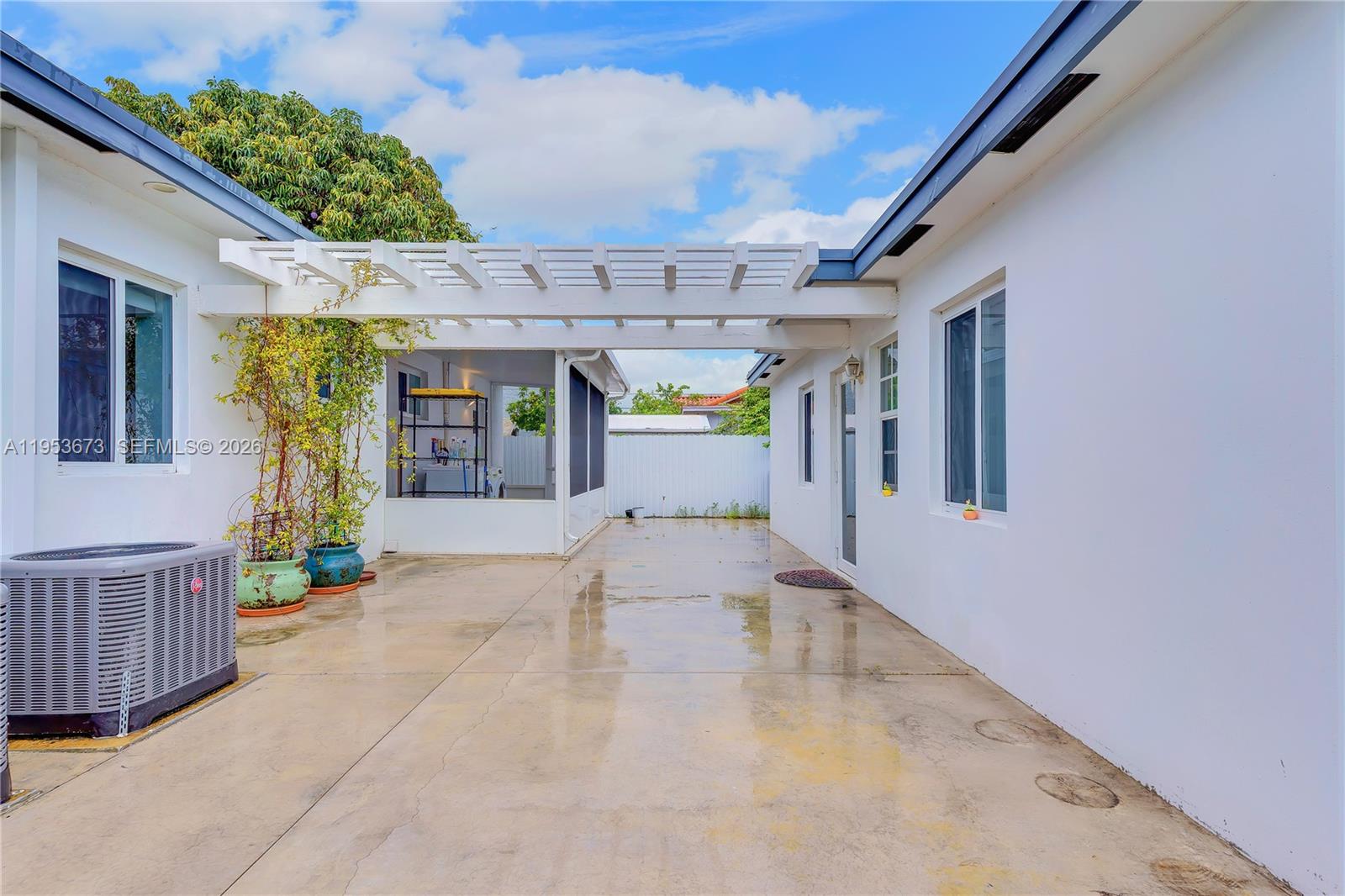 2247 NW 2nd St, Miami FL 33125