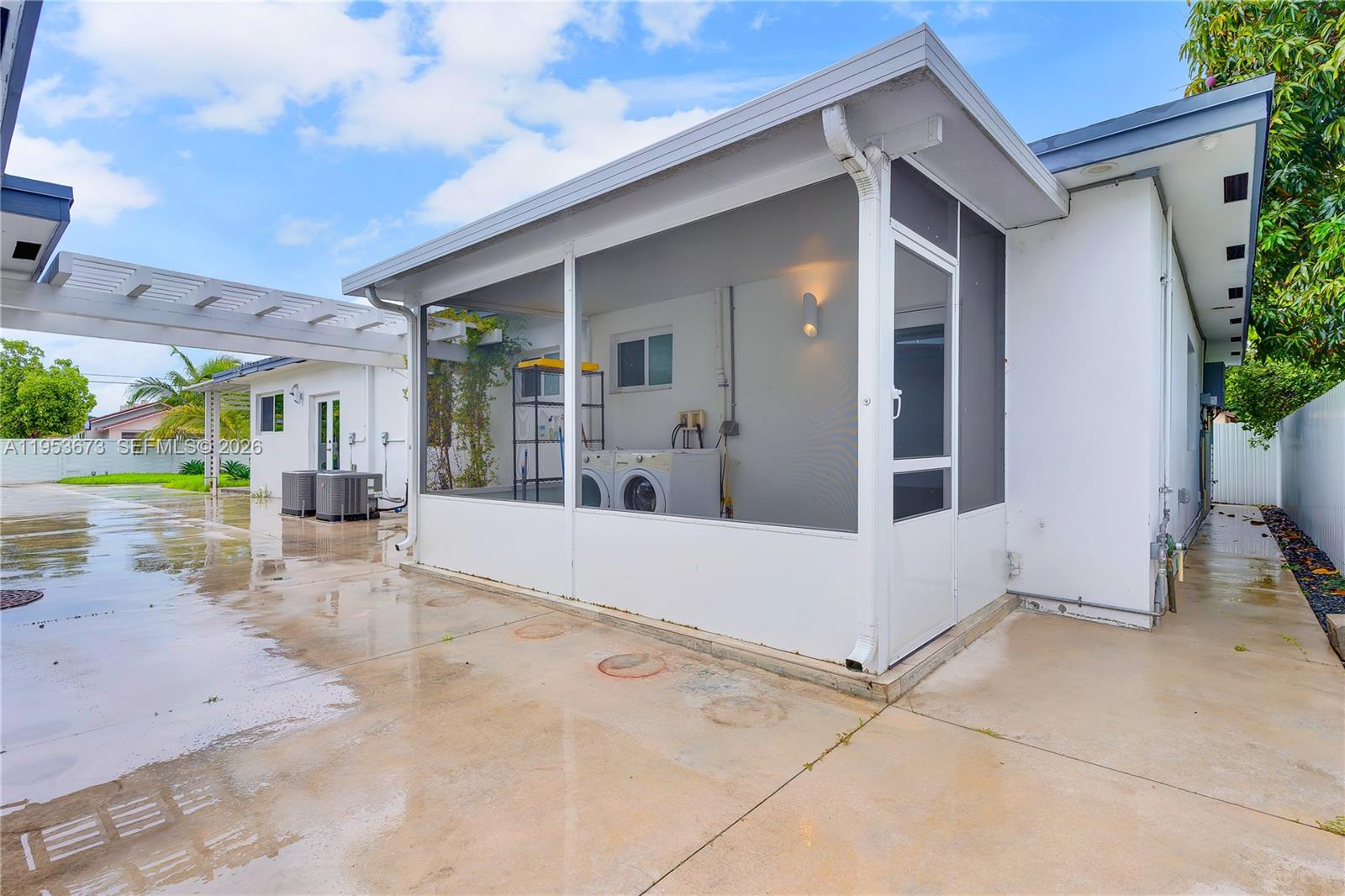2247 NW 2nd St, Miami FL 33125