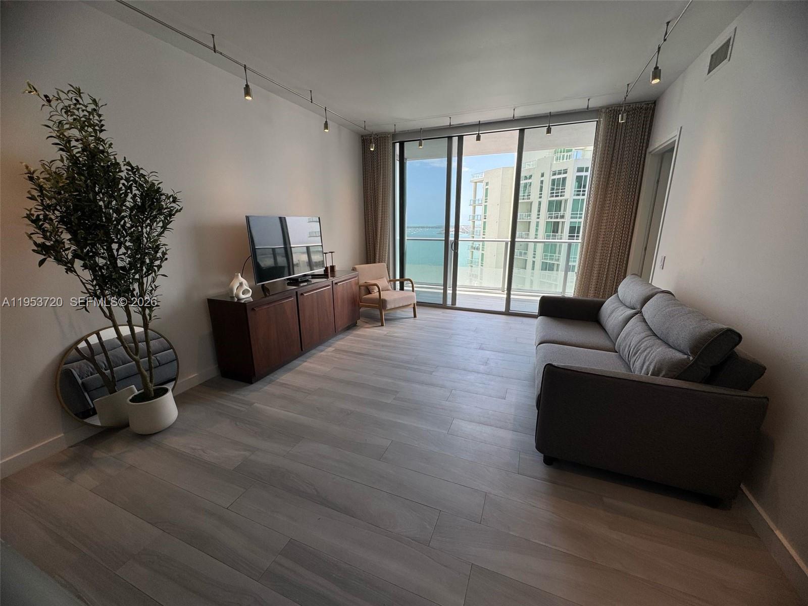1300 Brickell Bay Dr #2504, Miami FL 33131